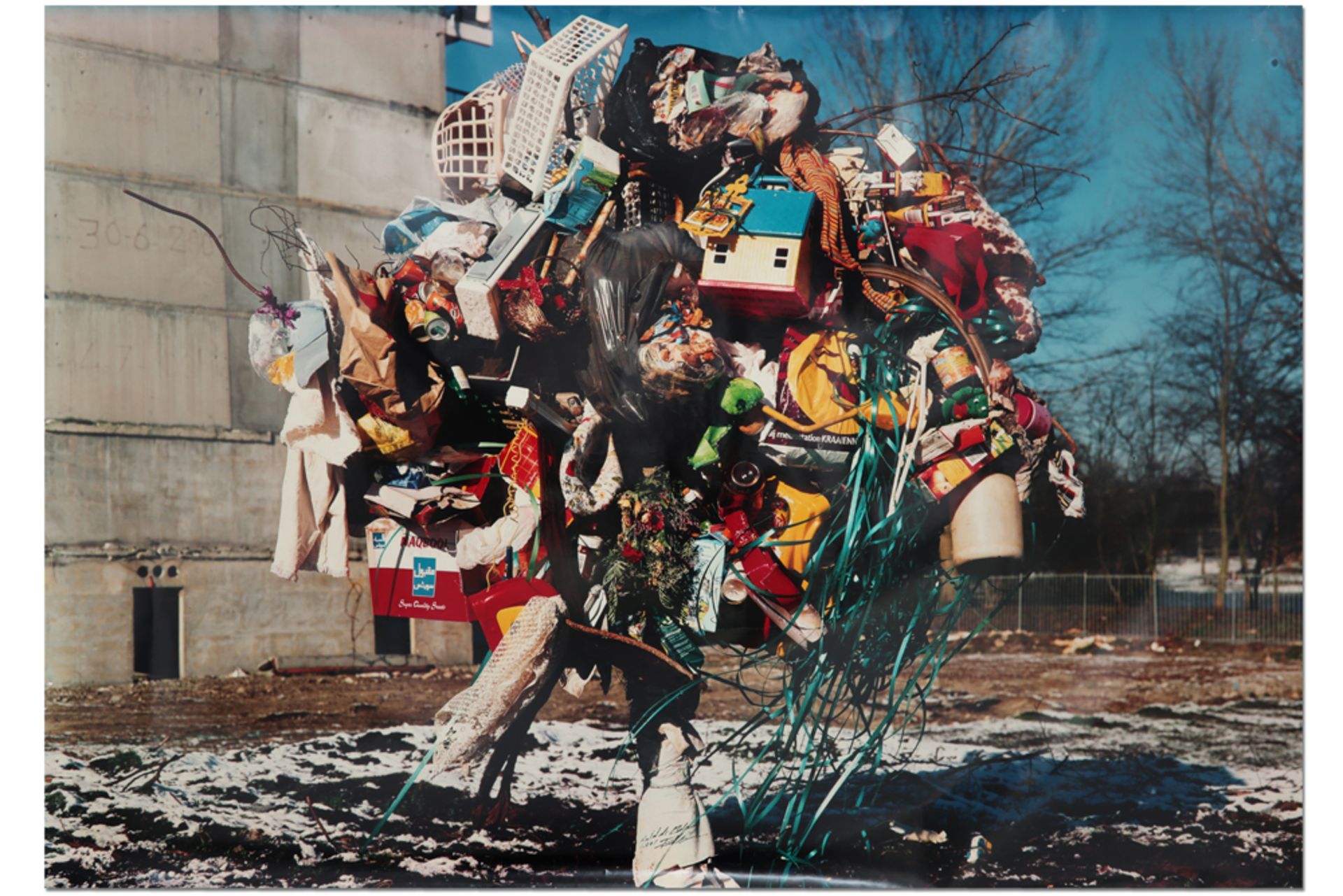 BLANCA PAUL (1963 - 2010) C-print foto in kleuren dd 2001 : "Garbage Tree"  -  188 x 285 getekend ||