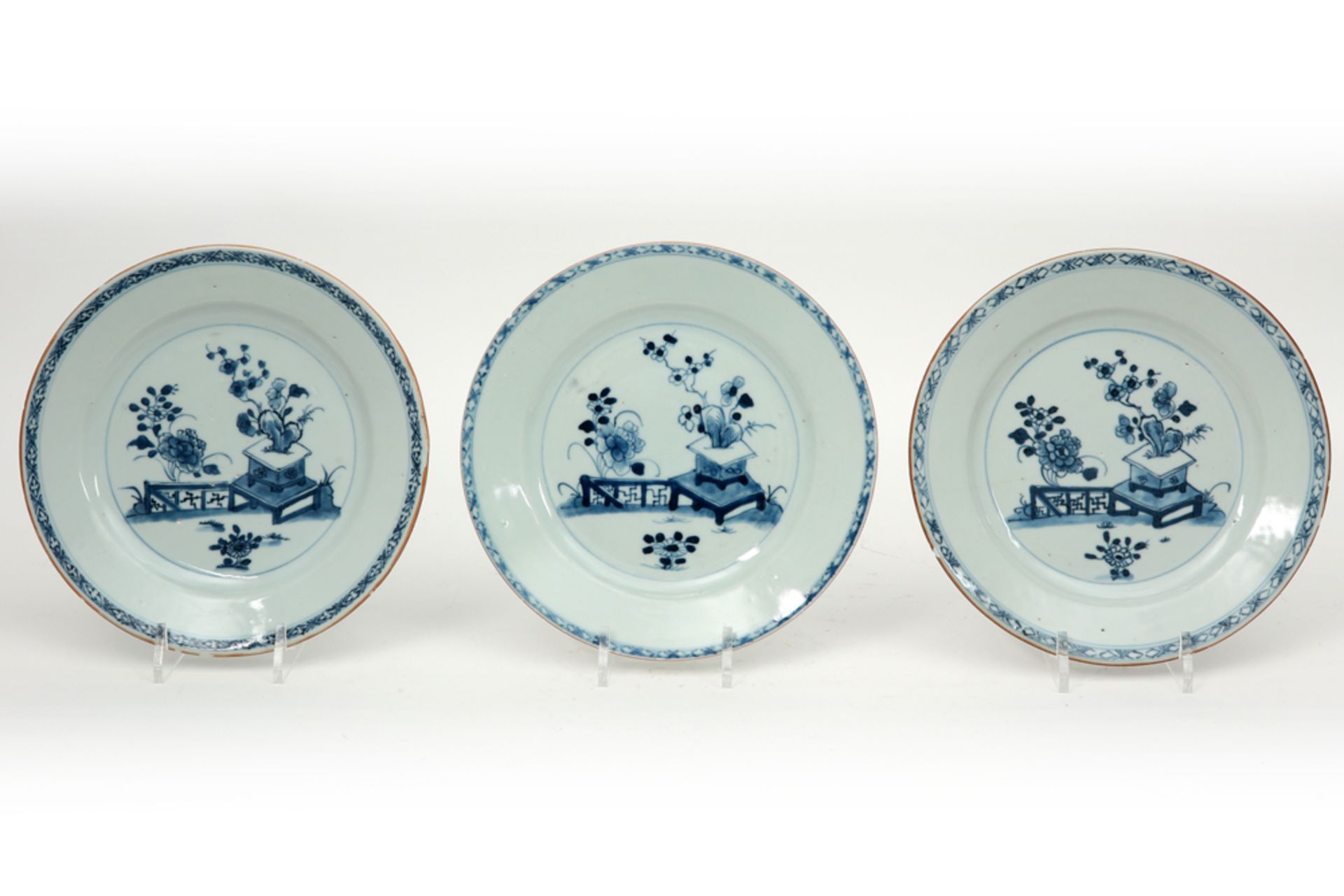 Set van drie achttiende eeuwse Chinese borden in porselein met een blauwwit tuindecor   -  diameter 