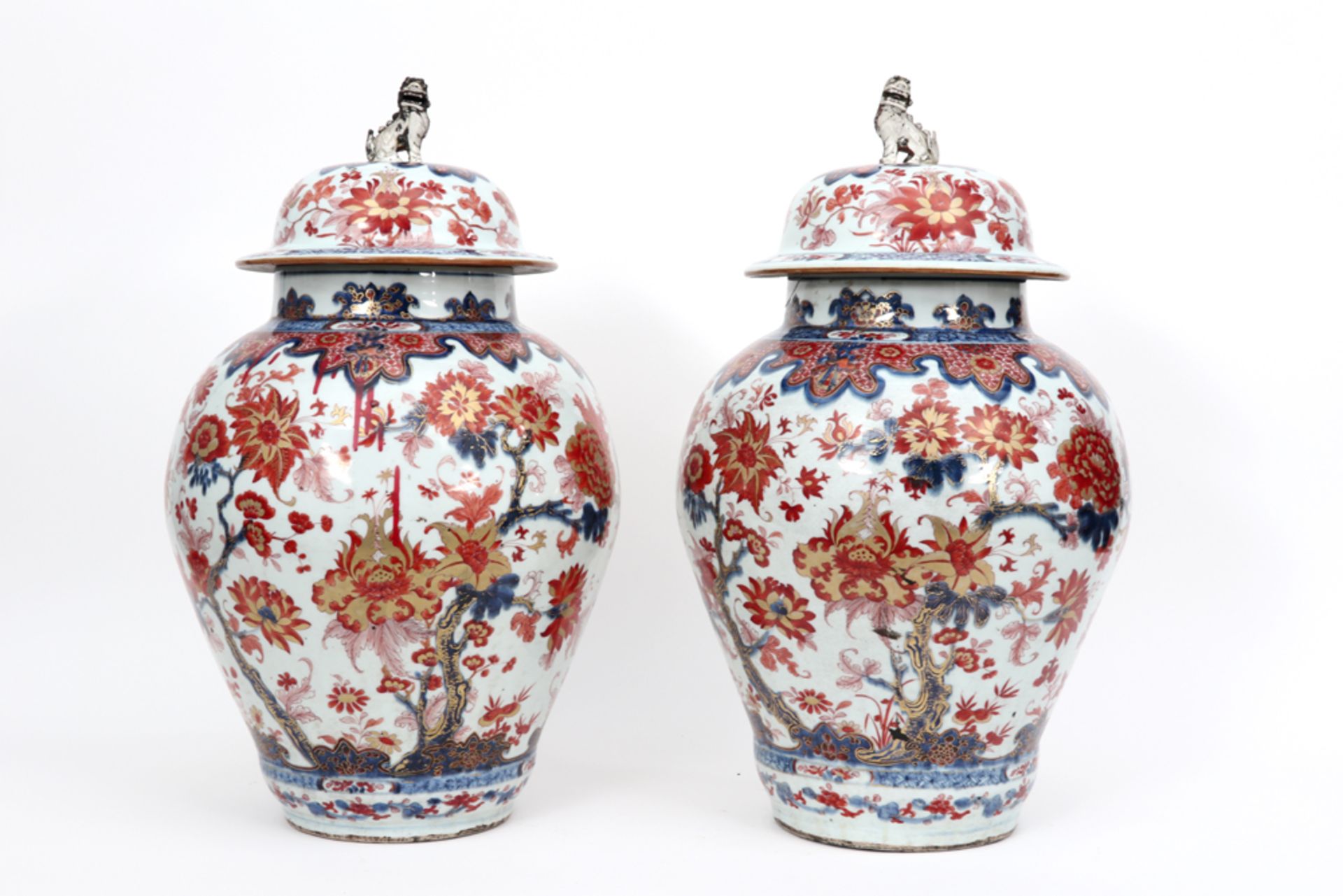 Paar achttiende eeuwse Chinese gedekselde vazen in porselein met rijk Imari- bloemendecor - met deks