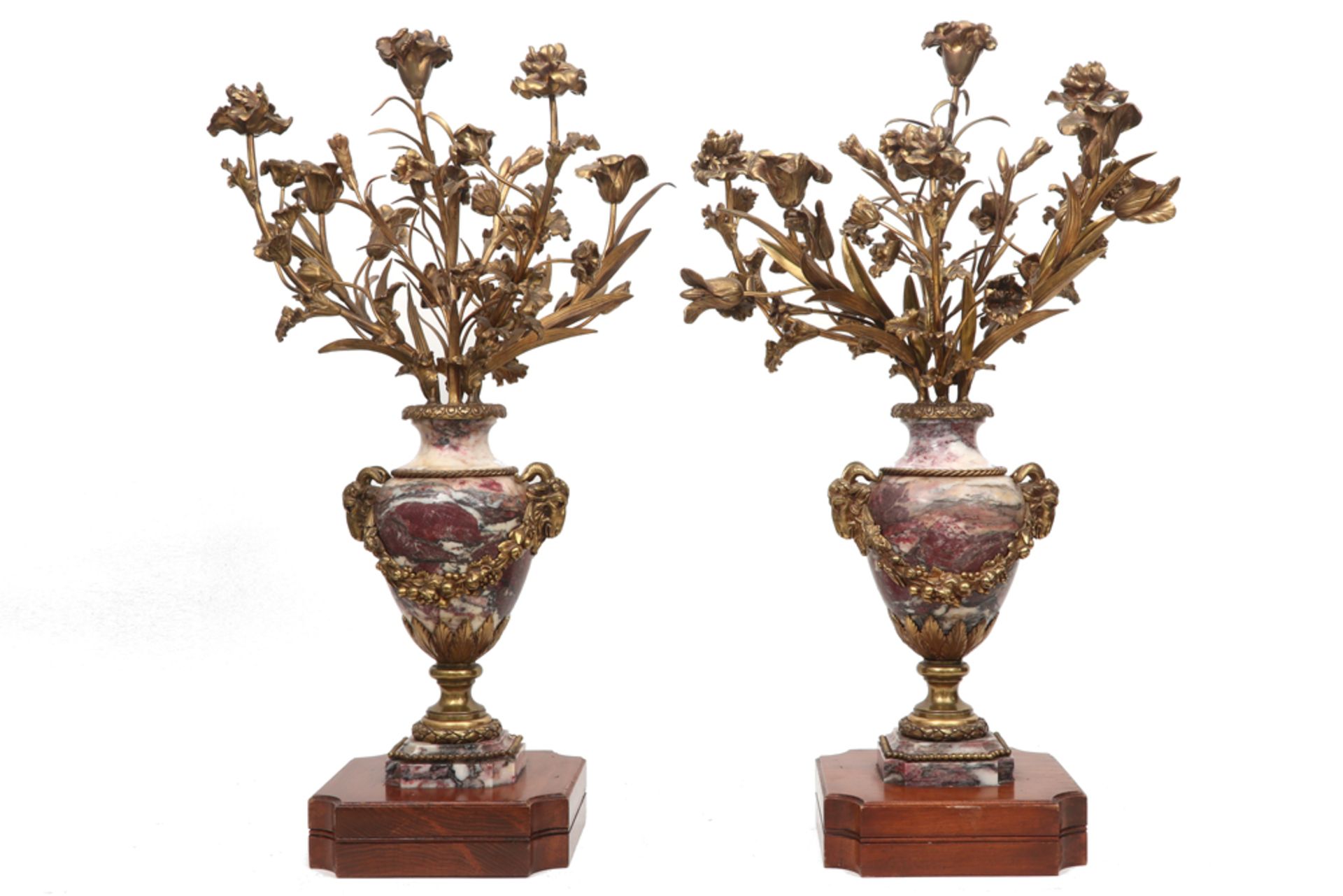Paar negentiende eeuwse kandelaars telkens met een vaas in marmer en brons en met een vergulde kaars - Image 3 of 3