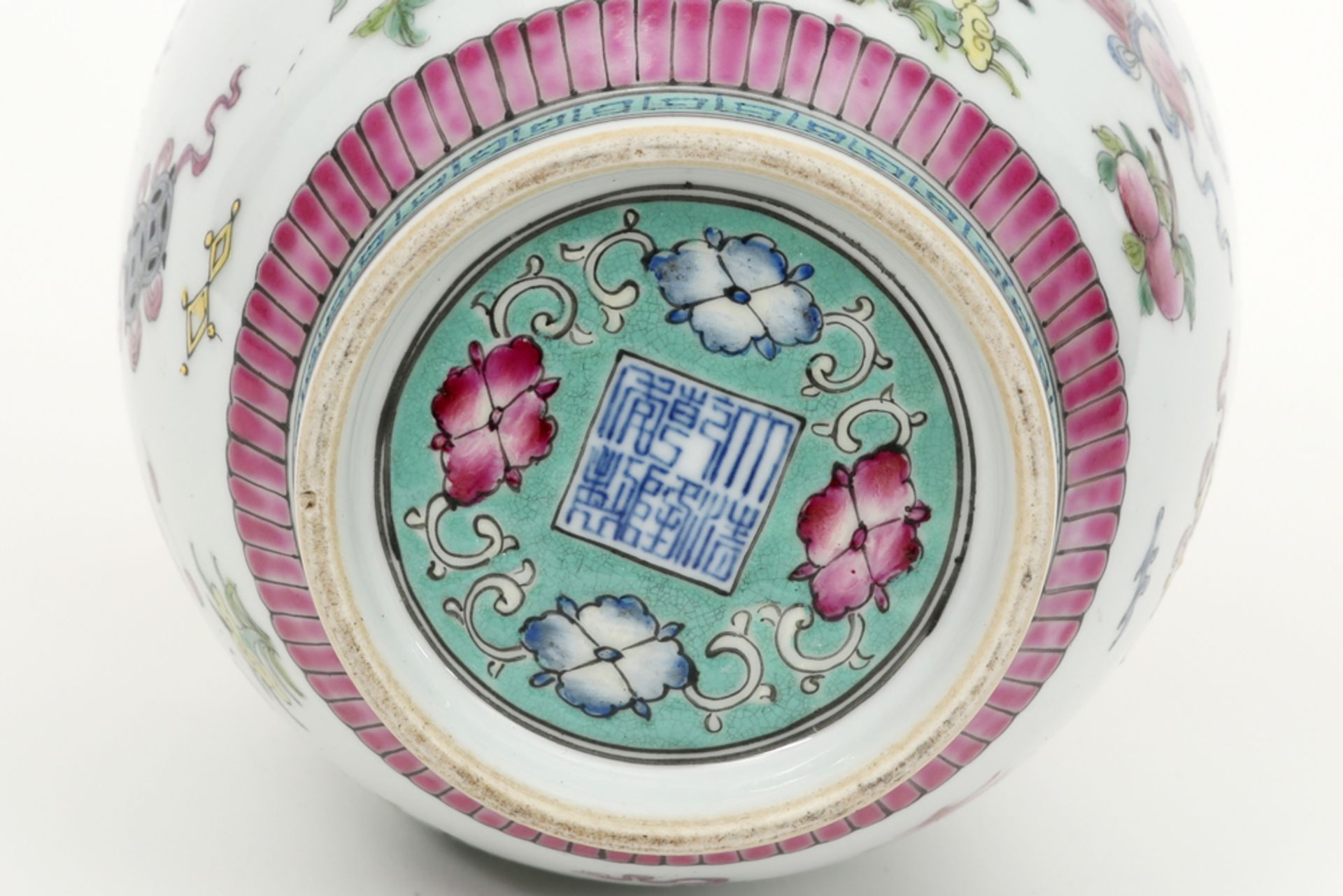Chinese "fencai" - vaas in gemerkt porselein met een polychroom decor ondermeer met perzik  -  hoogt - Image 5 of 5