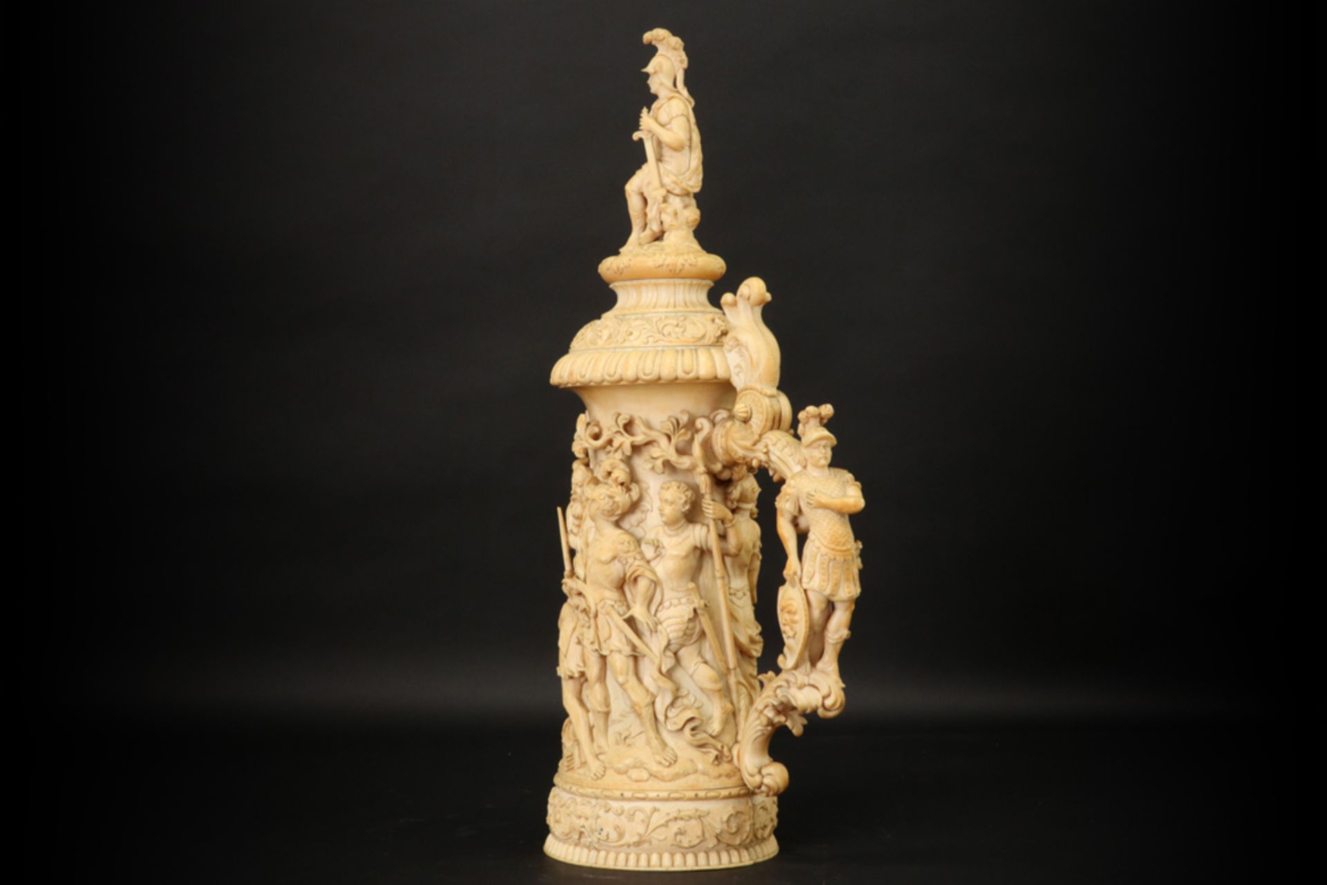 Grote antieke, hoogstwaarschijnlijke Duitse, neobarokke beker/tankard in ivoor met vrij opmerkelijk  - Image 2 of 7