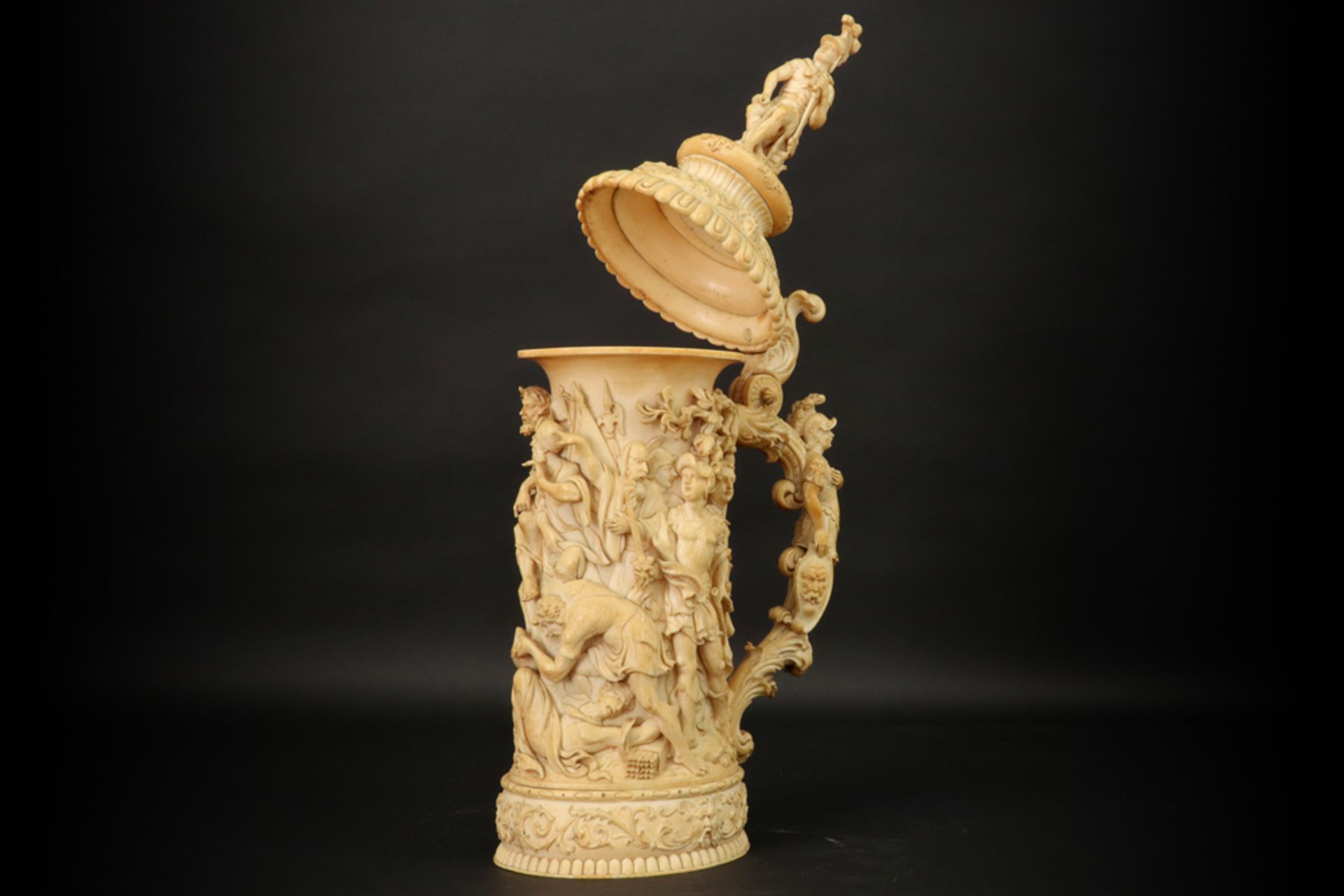 Grote antieke, hoogstwaarschijnlijke Duitse, neobarokke beker/tankard in ivoor met vrij opmerkelijk  - Image 6 of 7
