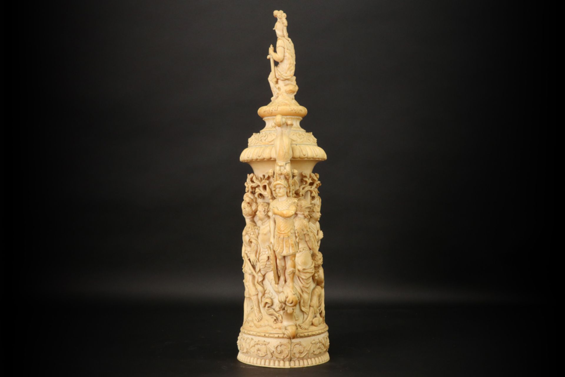 Grote antieke, hoogstwaarschijnlijke Duitse, neobarokke beker/tankard in ivoor met vrij opmerkelijk  - Image 3 of 7