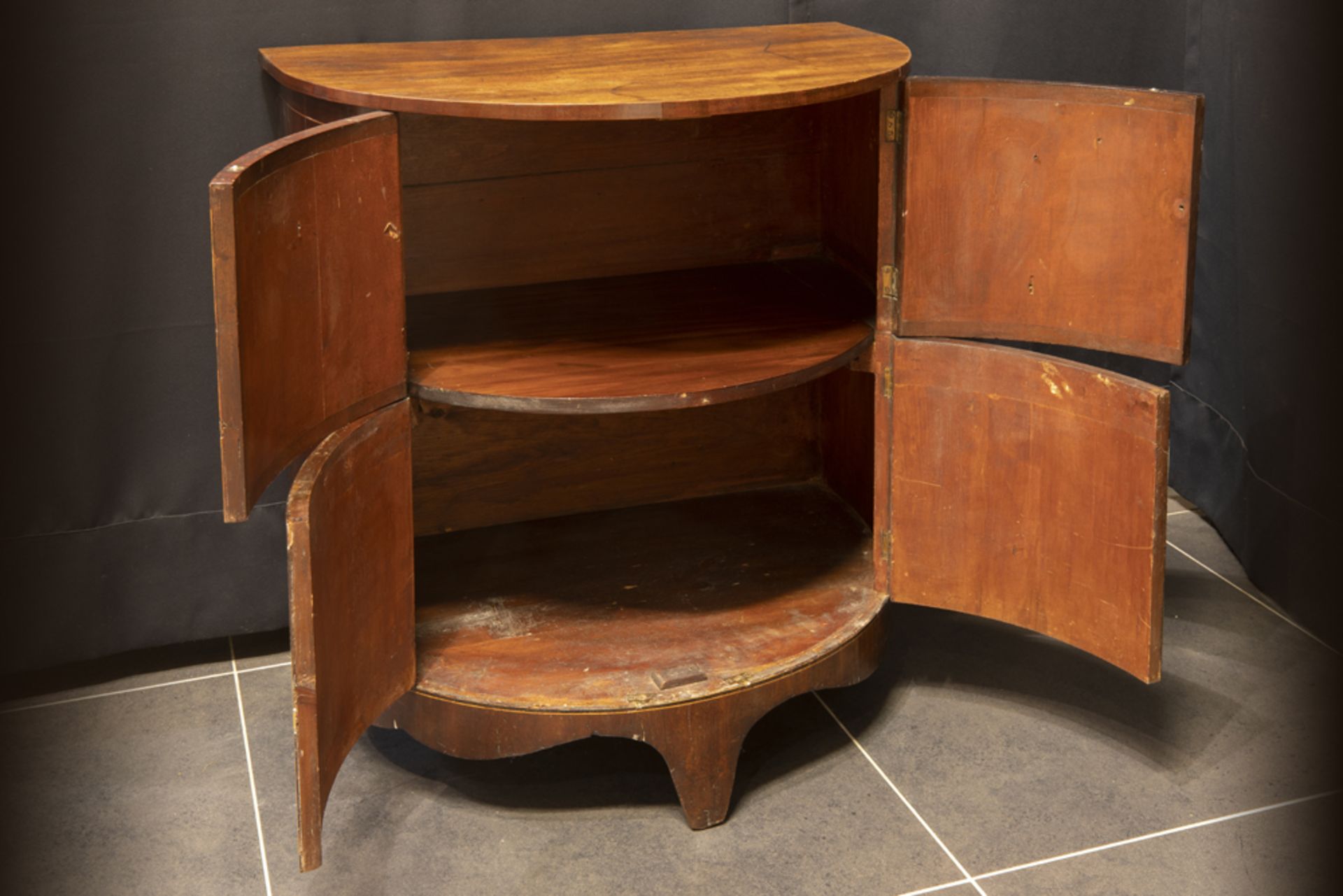 Antiek Engels meubel met halvemaanmodel in acajou met trompe l'oeilladen die vier deurtjes vormen  | - Image 2 of 4