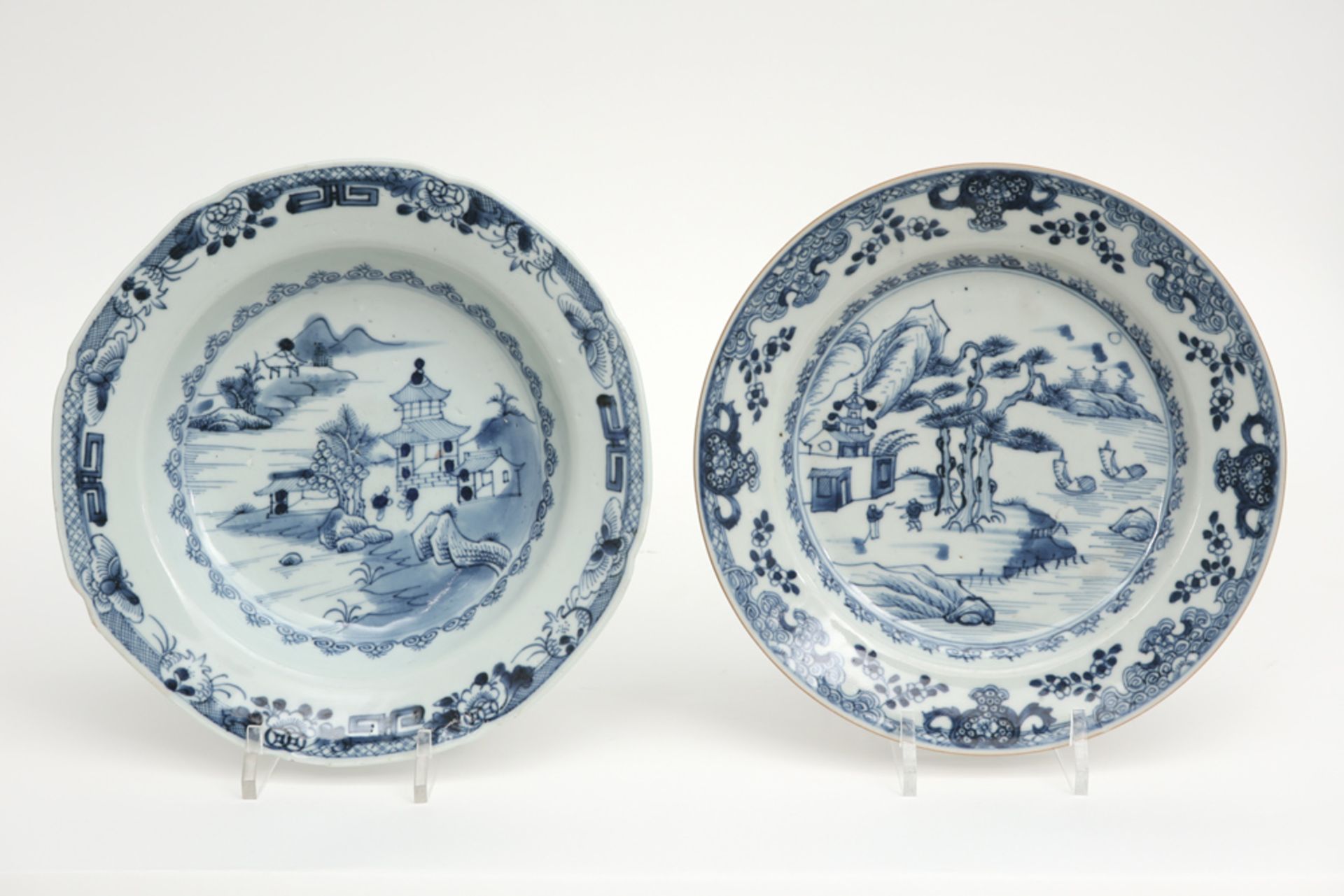 Twee achttiende eeuwse Chinese borden in porselein met een blauwwit decor  -  diameters : 22,5 en 23