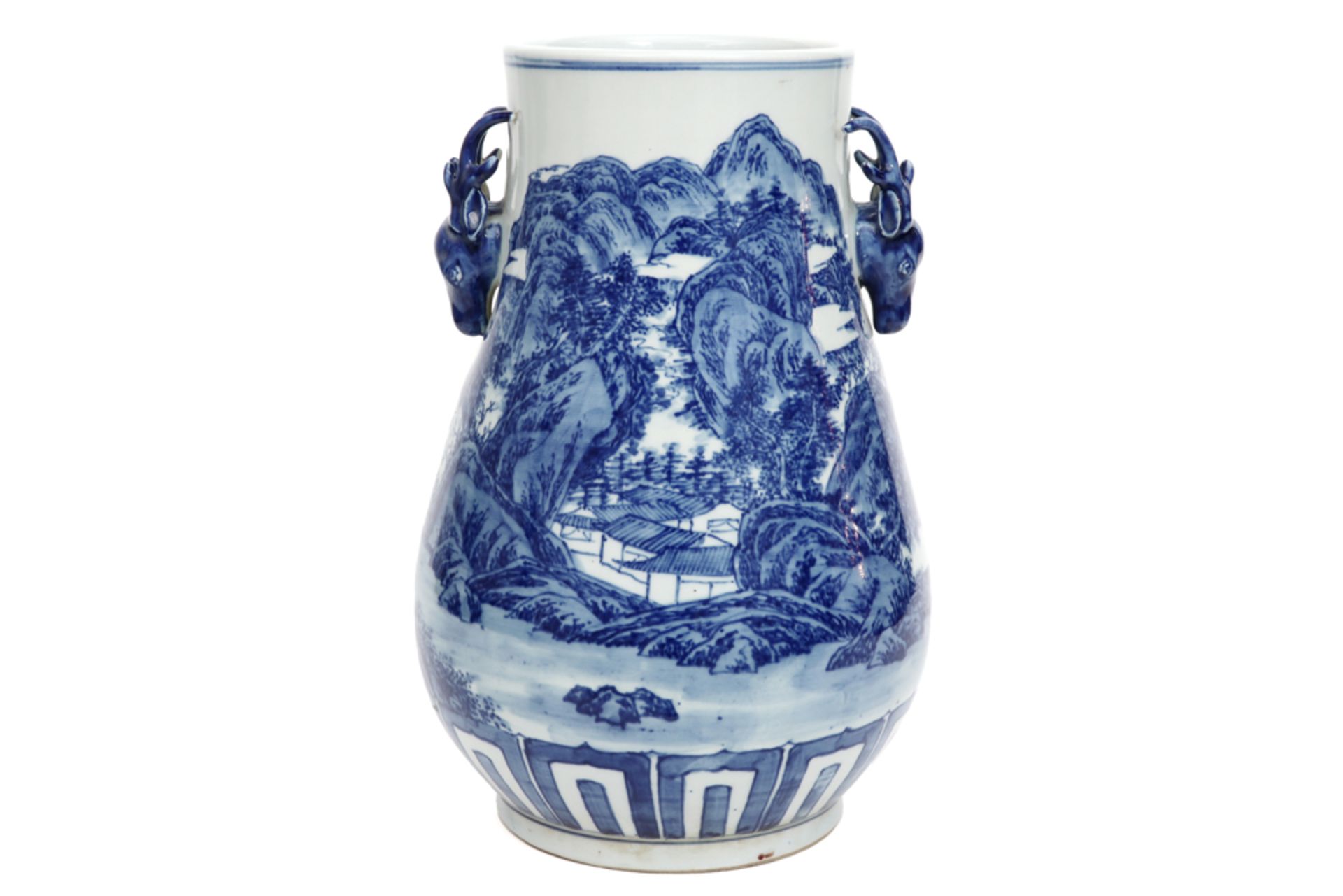 Chinese vaas met twee hertenkopjes in gemerkt porselein met blauwwit landschapsdecor - hoogte : 38 c - Image 3 of 6