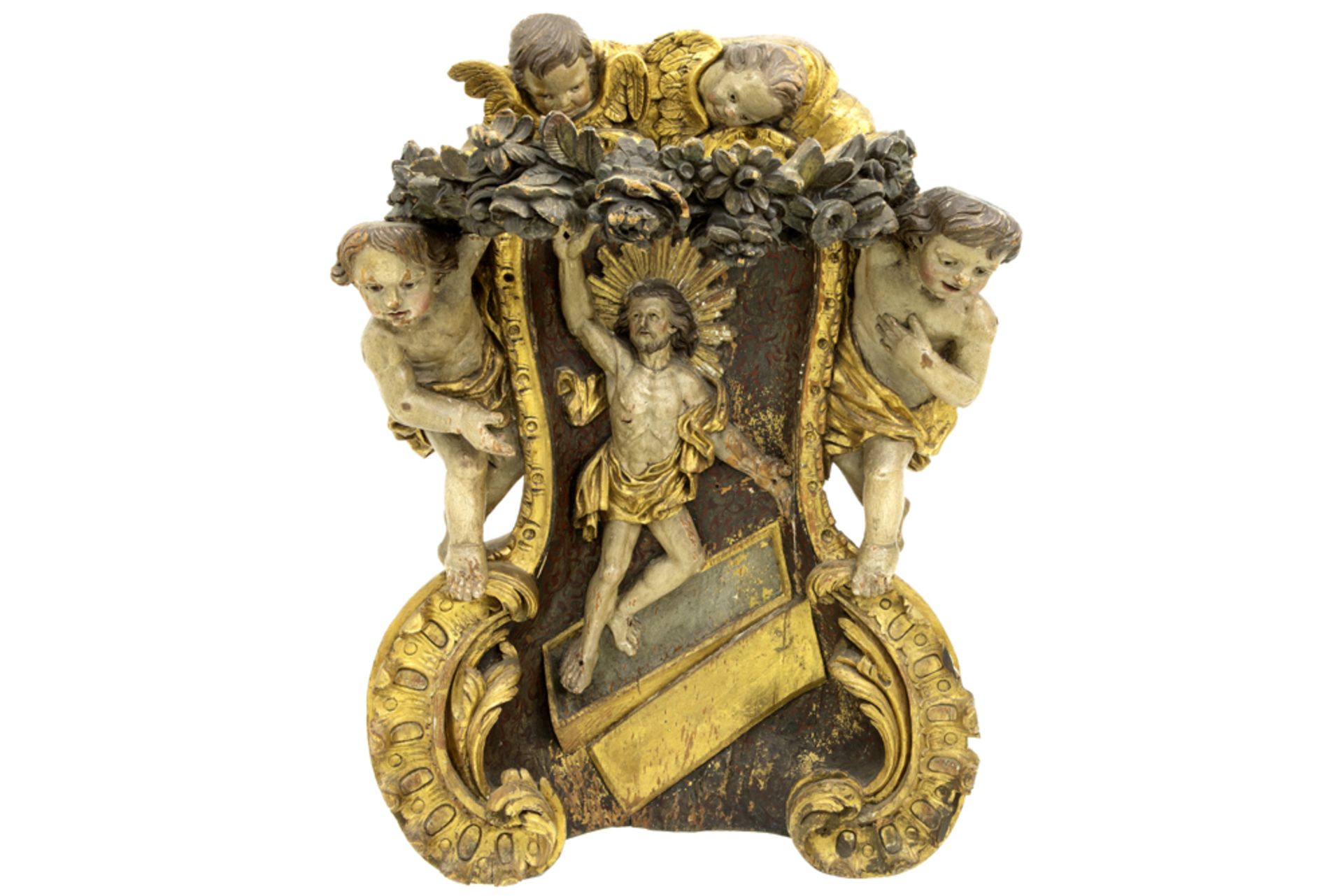 Zeventiende/achttiende eeuws barok altaarstuk in hout met goedbewaarde originele polychromie en met 