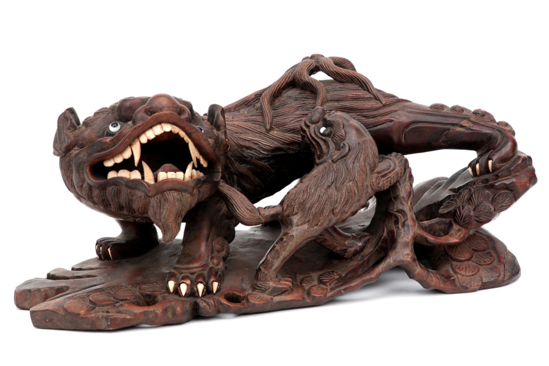 Mooi antieke Chinese houtsculptuur : "Fô tempelleeuwtje"   -  hoogte en breedte : 15 en 31 cm  || an