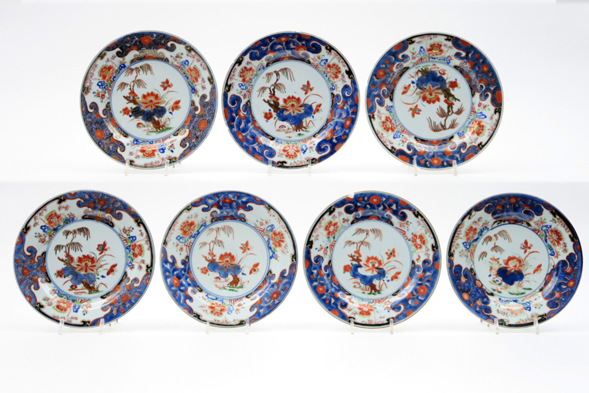Reeks van zeven Chinese achttiende eeuwse borden in porselein met polychroom lotusbloemendecor  -  d