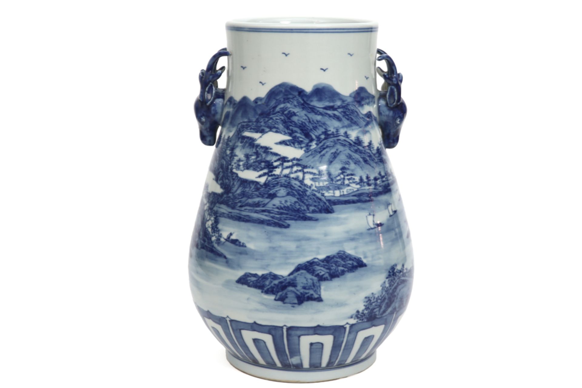 Chinese vaas met twee hertenkopjes in gemerkt porselein met blauwwit landschapsdecor - hoogte : 38 c