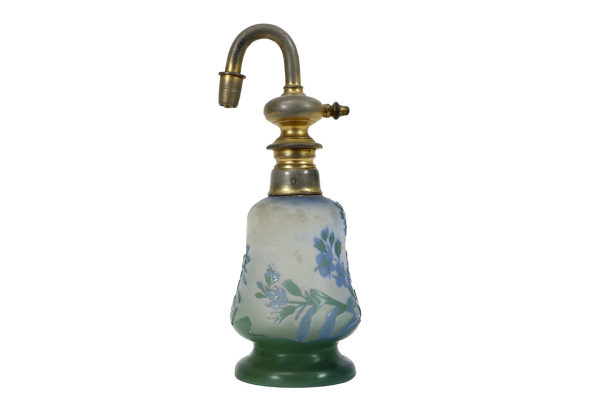 GALLÉ Art Nouveau-parfumverstuiver in cameo-glaspasta met een gedoreerde montuur gemerkt "Paris"  -  - Image 2 of 4