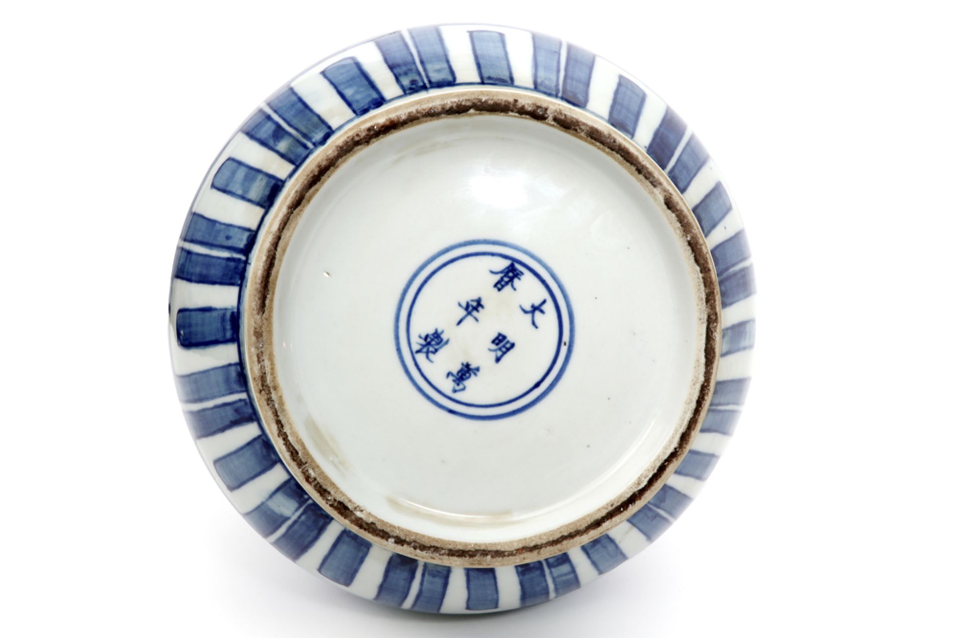 Chinese vaas met twee hertenkopjes in gemerkt porselein met blauwwit landschapsdecor - hoogte : 38 c - Image 6 of 6