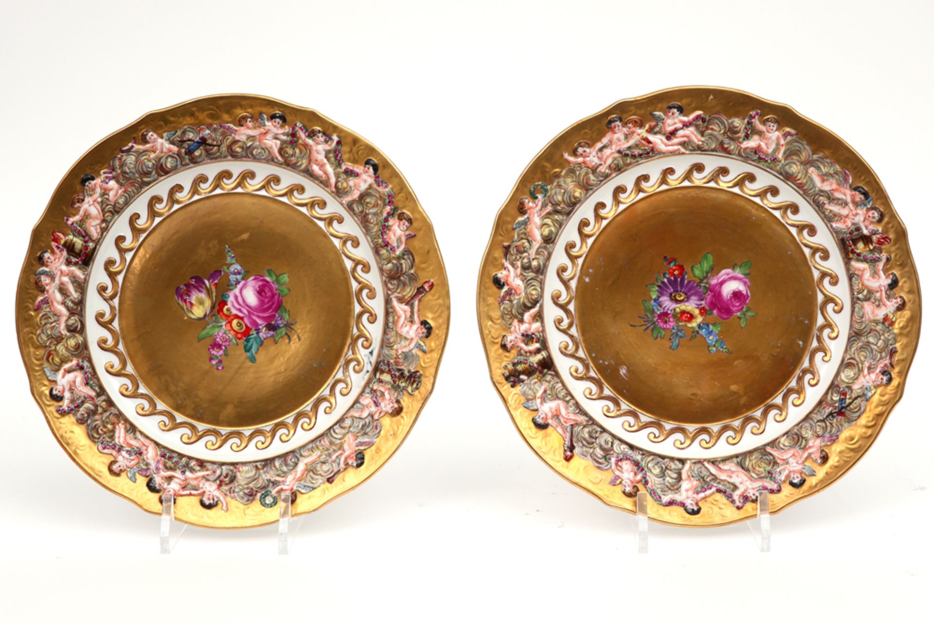 Paar antieke borden in gemerkt Capo di Monte porselein met oppervlak in het goud en met uitsparingen