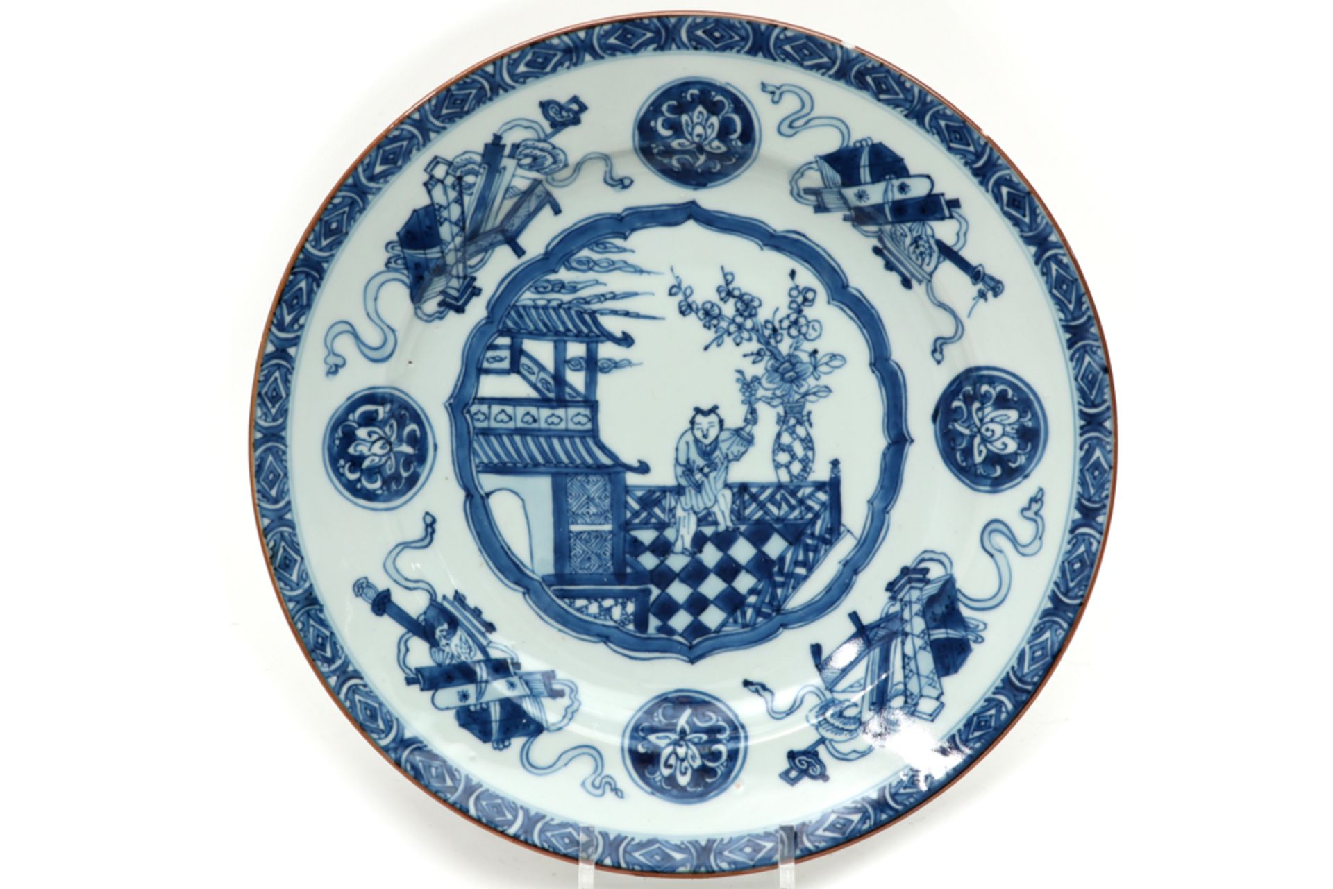 Achttiende eeuwse Chinese schaal in porselein met blauwwit decor met centraal een zgn "zotje"  -  di