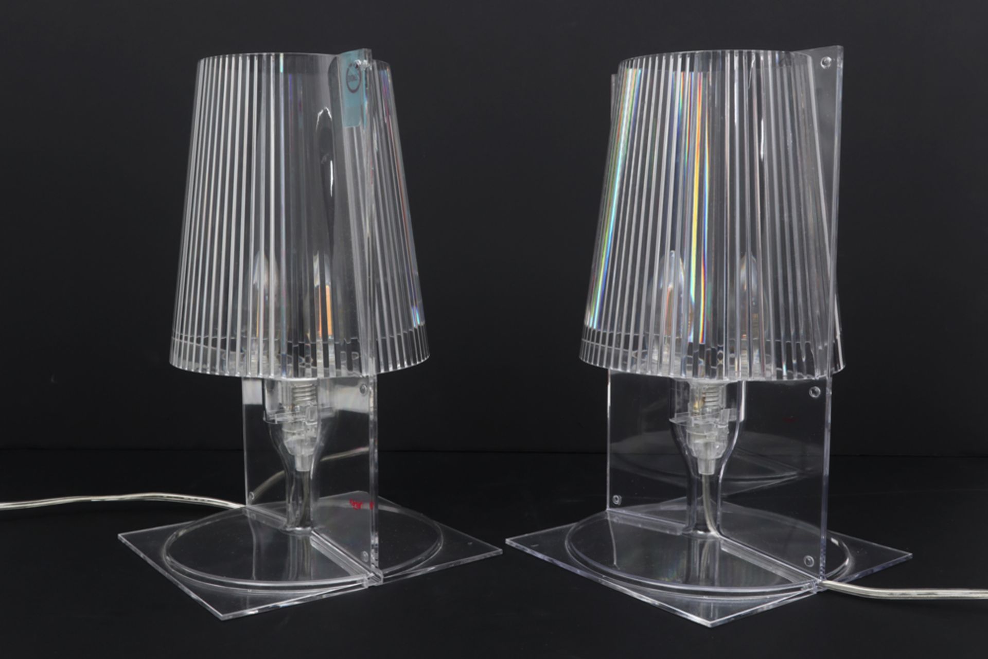 LAVIANI FERRUCCI (° 1960)  -  KARTELL paar lampjes met model "Take" in kleurloos plexiglas  -  hoogt - Image 2 of 4