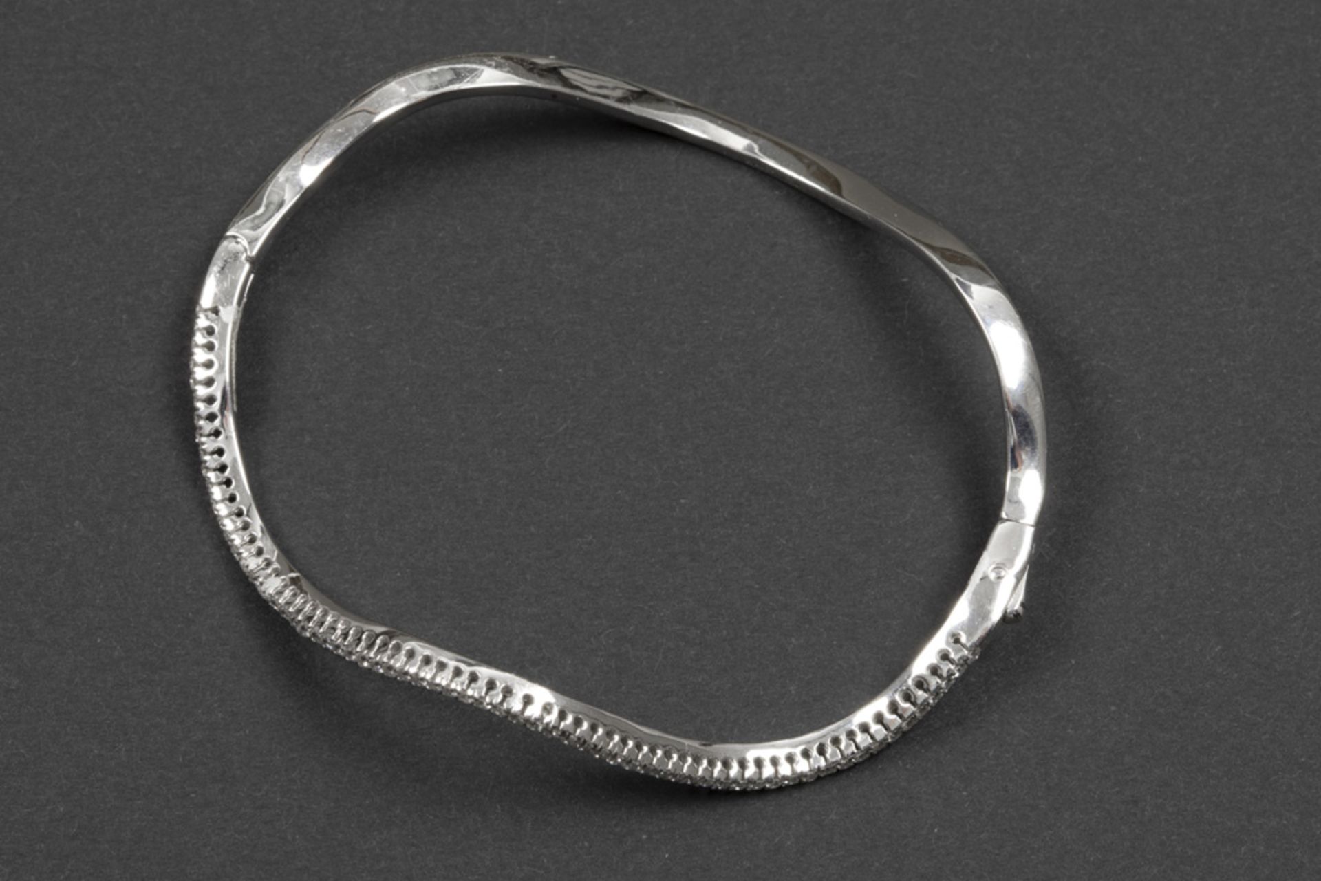 Bracelet met een gegolfd esclavemodel in witgoud (18 karaat) en bezet met zeker 0,70 karaat witte (F - Image 2 of 2