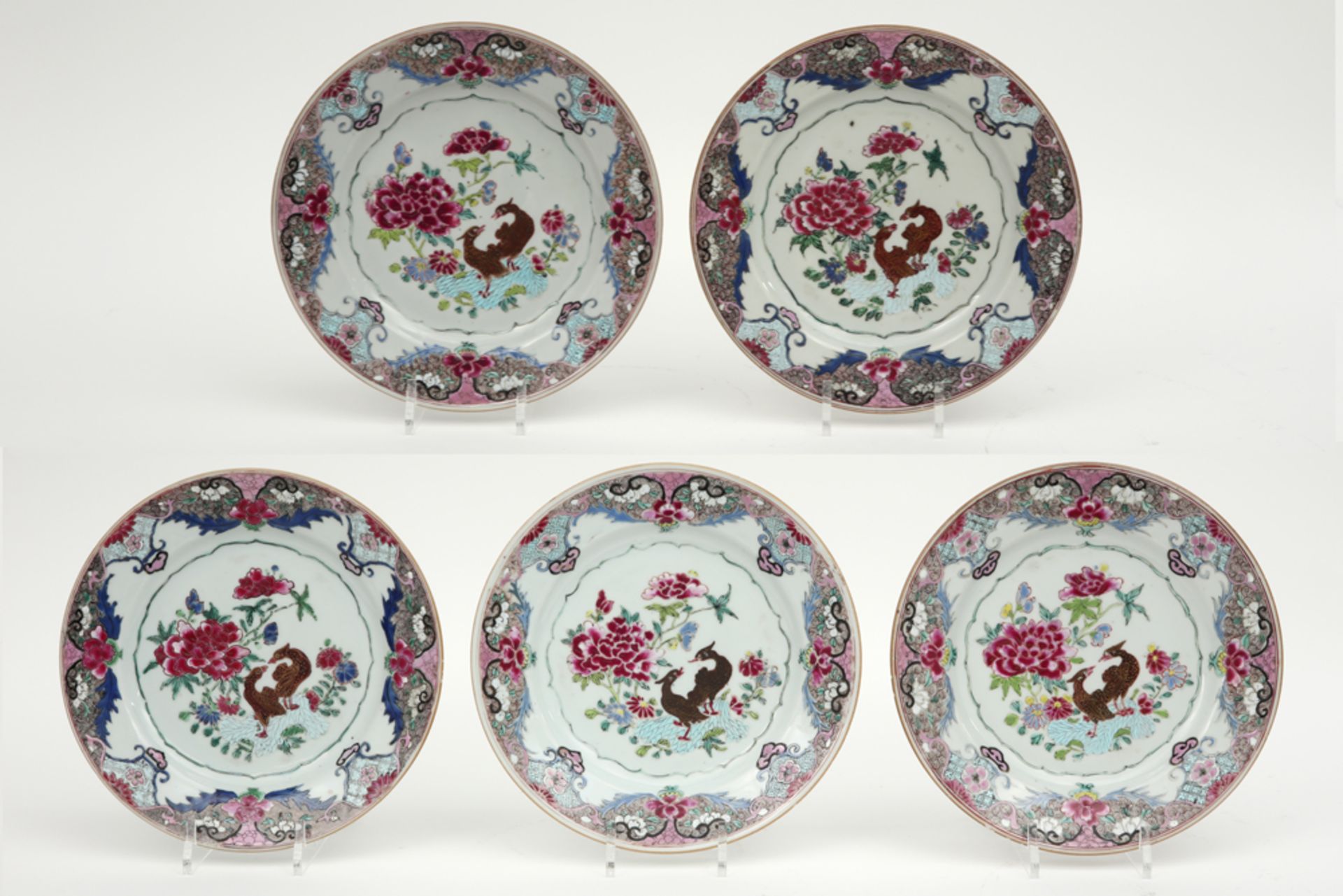 Reeks van vijf achttiende eeuwse Chinese borden in porselein met Famille Rose-decor met bloemen en v