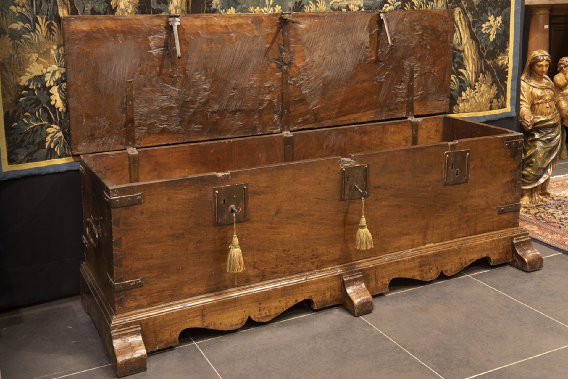 Prachtige zeventiende/achttiende eeuwse koffer met een vrij groot formaat in zeer mooi gepatineerde  - Image 2 of 3