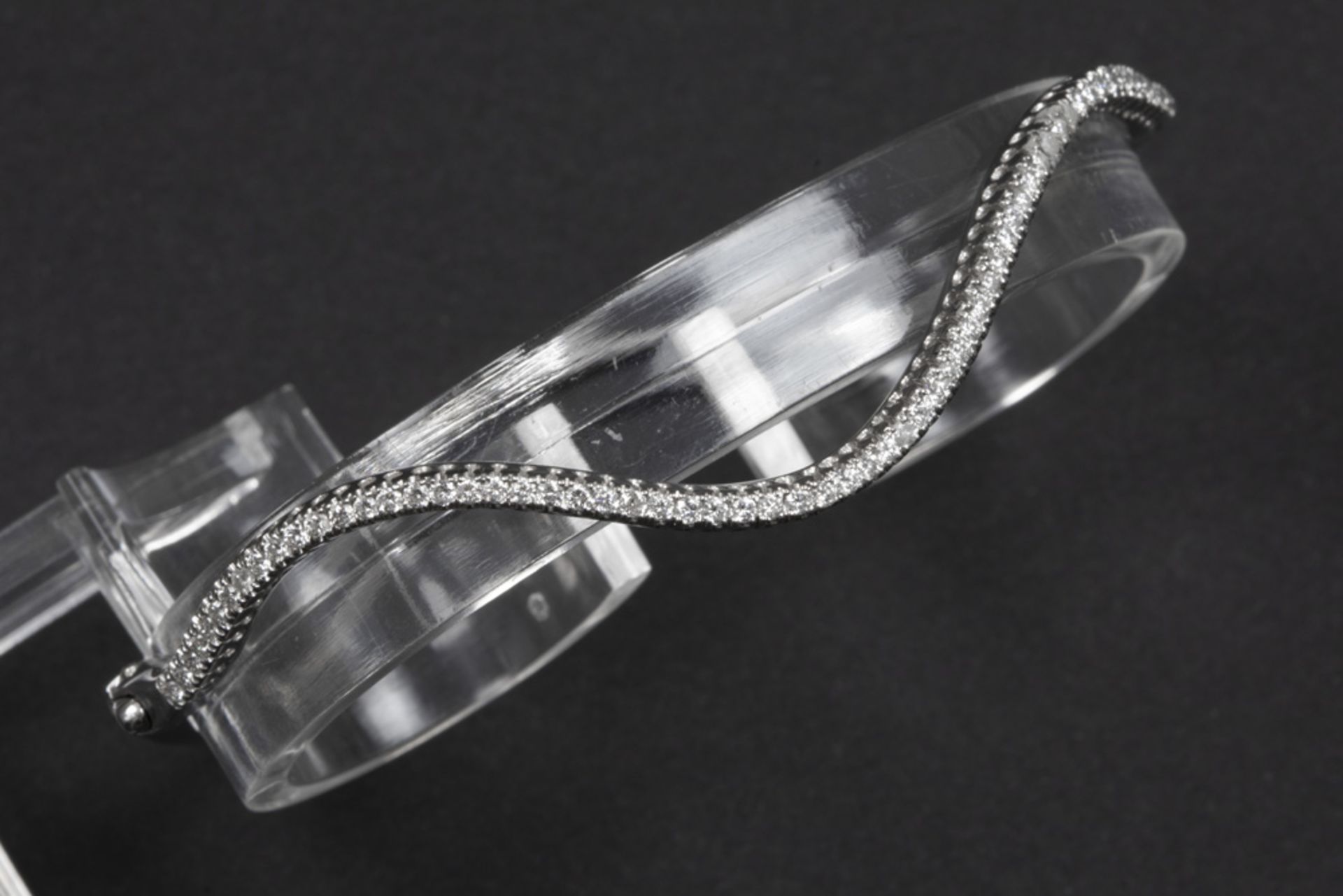 Bracelet met een gegolfd esclavemodel in witgoud (18 karaat) en bezet met zeker 0,70 karaat witte (F