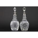 two English decanters in crystal and marked silver || Lot van twee karaffen in geslepen kristal,