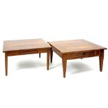 pair of square sofa tables with drawer, veneered with different types of wood || Paar vierkante