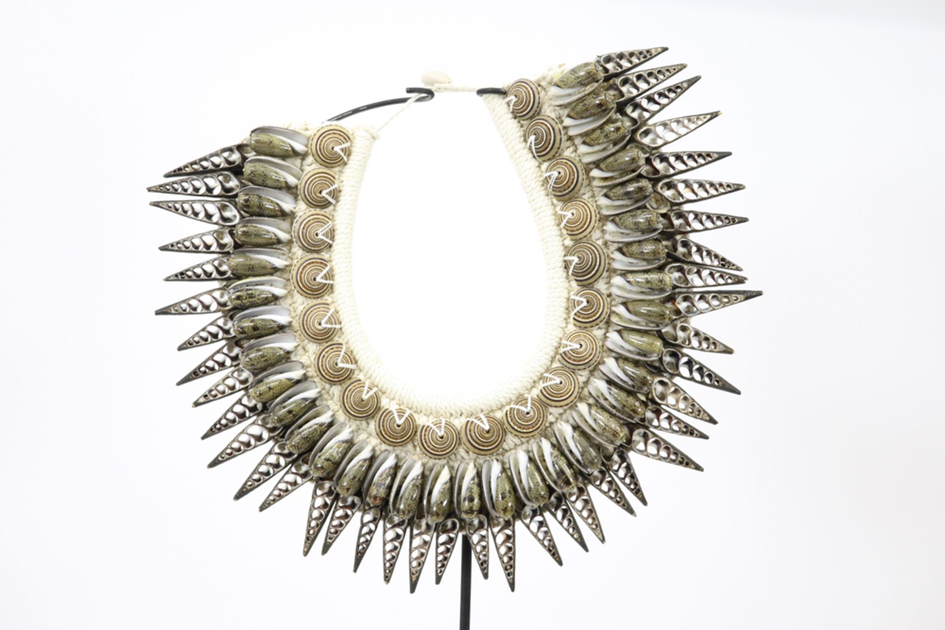 decorative necklace made with shells || Decoratieve halsband gemaakt met schelpen - gemonteerd