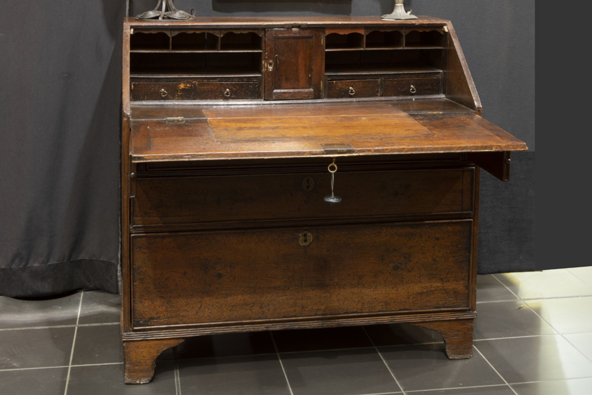 18th Cent. English Georgian bureau in oak bought from A. Vervoordt || Achttiende eeuwse Georgian - Image 2 of 3