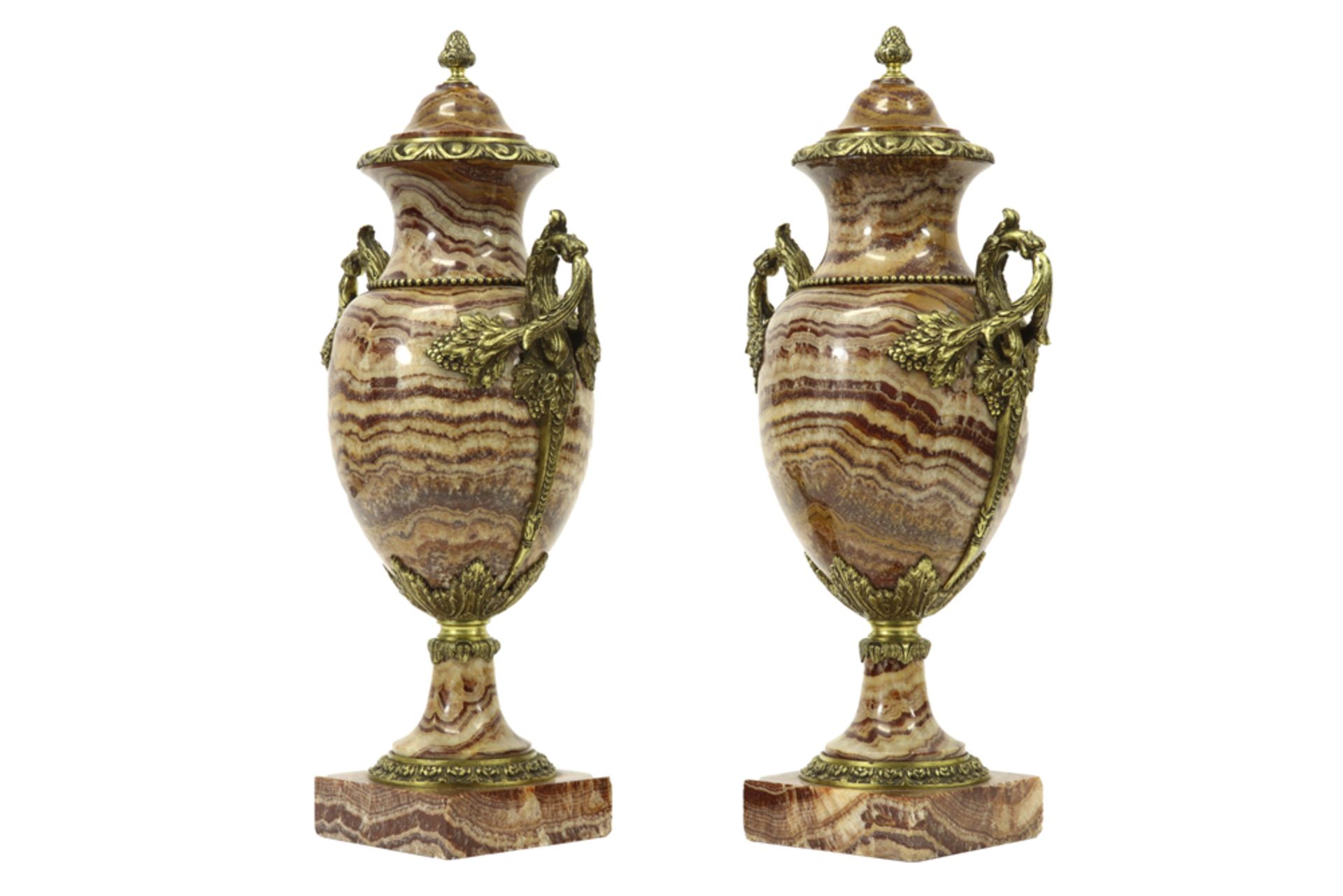 pair of antique neoclassical lidded vases in red marble and gilded bronze || Paar antieke - Image 2 of 4