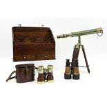 four old English items amongst which a brass monocular on its tripod || Lot (4) met een houten