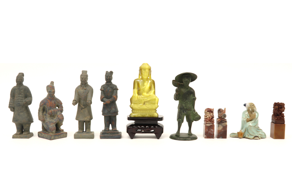 several sculptures with oriental themes || Lot sculpturen met Oosterse thema's, met oa een Taiwanese