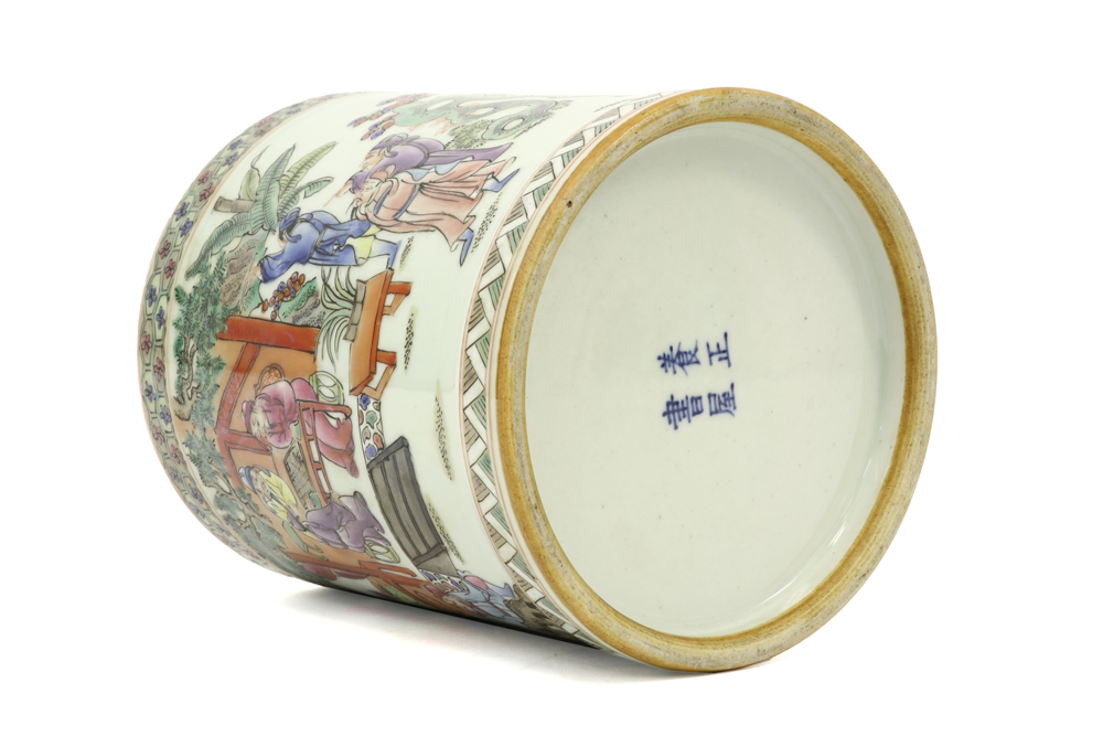 20th Cent. Chinese brush pot in porcelain with a Cantonese decor || 20ste eeuwse Chinese penselenpot - Image 5 of 6