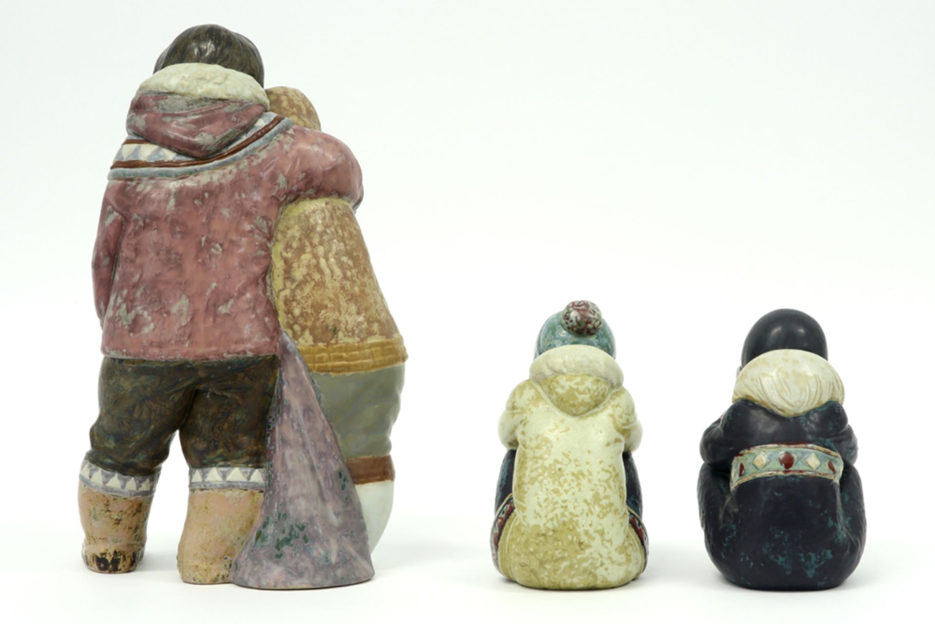 three Inuit child figures in Lladro marked ceramic || Lot van drie bibelotsculpturen in keramiek - Image 2 of 5