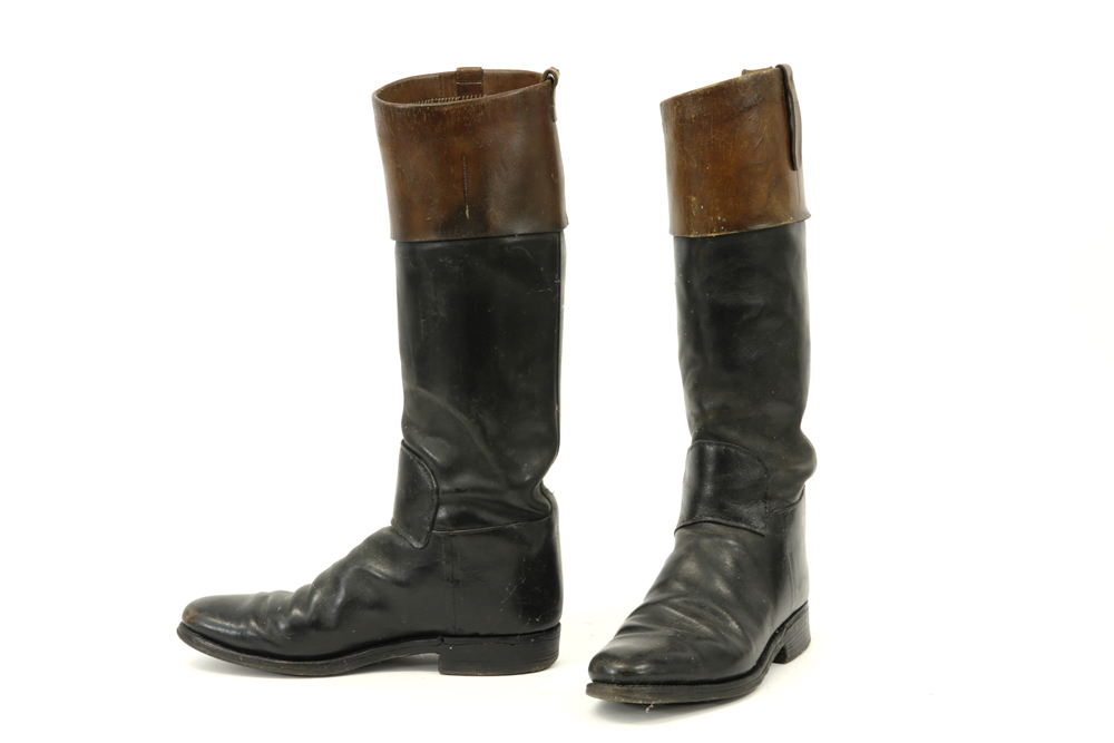 two pairs of leather boots, one pair with wooden last || Twee paar lederen rijglaarzen, één paar met - Image 5 of 5