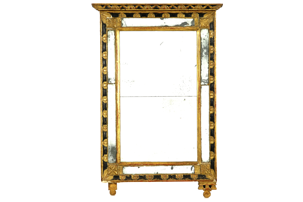 18th Cent. Venetian mirror with a frame in gilded wood || Achttiende eeuws Venetiaans spiegeltje met