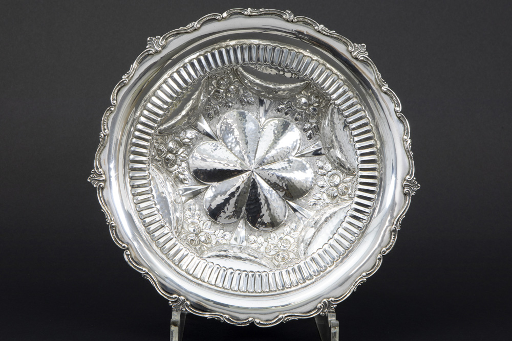 dish in marked silver || Art Deco-schaal met gekartelde rand en op pootjes in massief zilver,