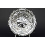 dish in marked silver || Art Deco-schaal met gekartelde rand en op pootjes in massief zilver,
