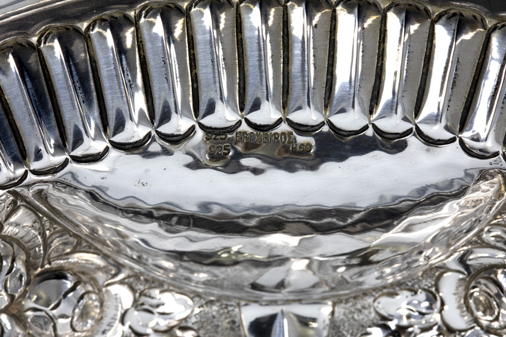 dish in marked silver || Art Deco-schaal met gekartelde rand en op pootjes in massief zilver, - Image 4 of 4