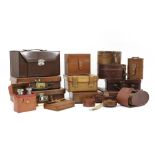 collection of old and antique leather cases and boxes || Collectie antieke en oude lederen valiesjes