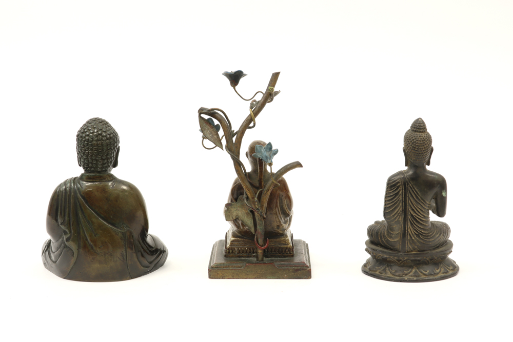 three Buddha figures || Lot met drie Boeddha-figuren - Image 3 of 3