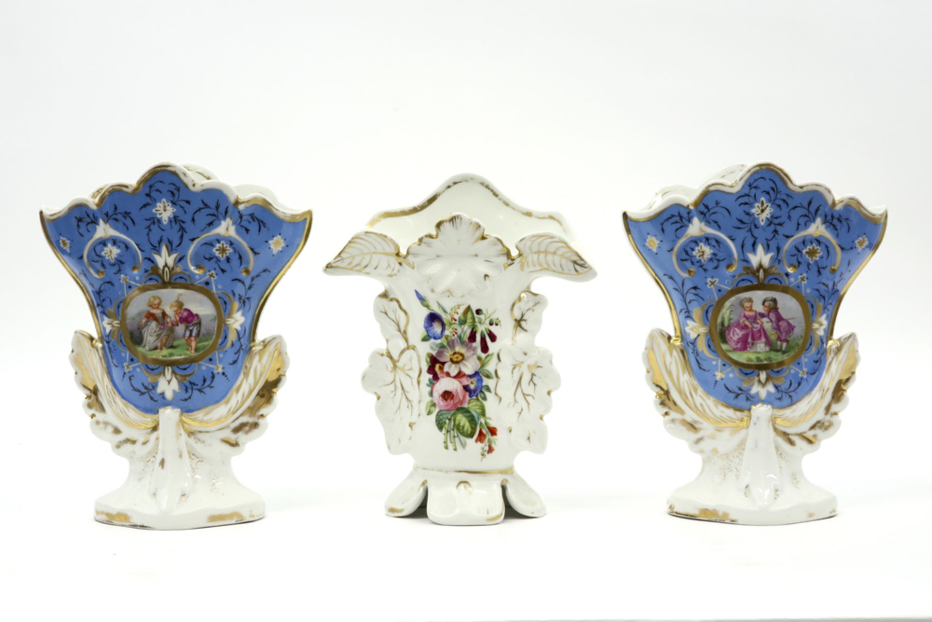 three antique vases in porcelain from Brussels || Lot van drie antieke cornetvazen in oud Brussels