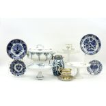 various items in porcelain and ceramic || Varia porselein en faïence met ondermeer Delft en Boch