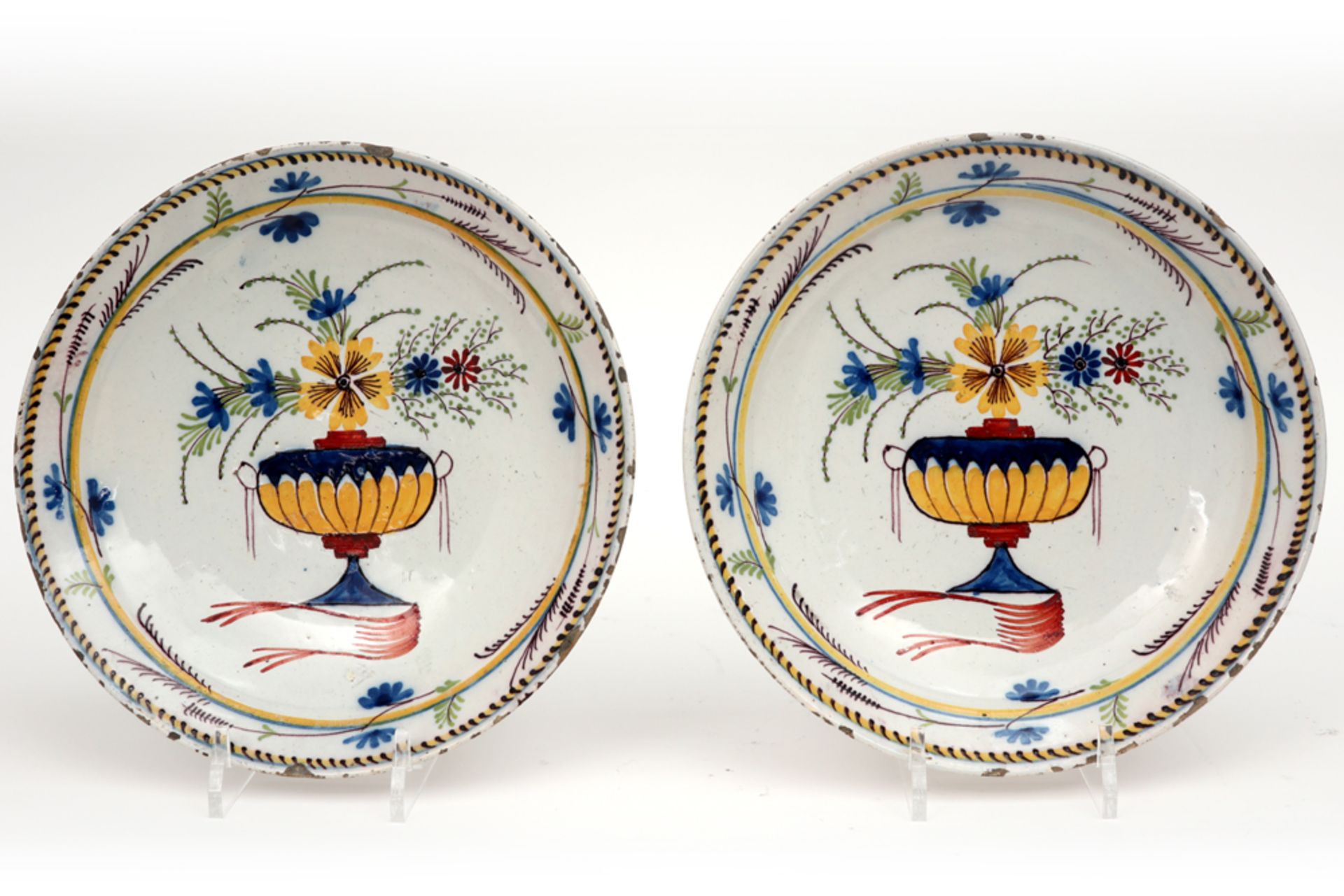 pair of nice 18th Cent. in ceramic from Delft with a polychrome decor with jardinier || Paar mooie