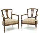 pair of antique oak Louis XVI style armchairs || Paar antieke eiken armstoelen in Lodewijk XVI-stijl