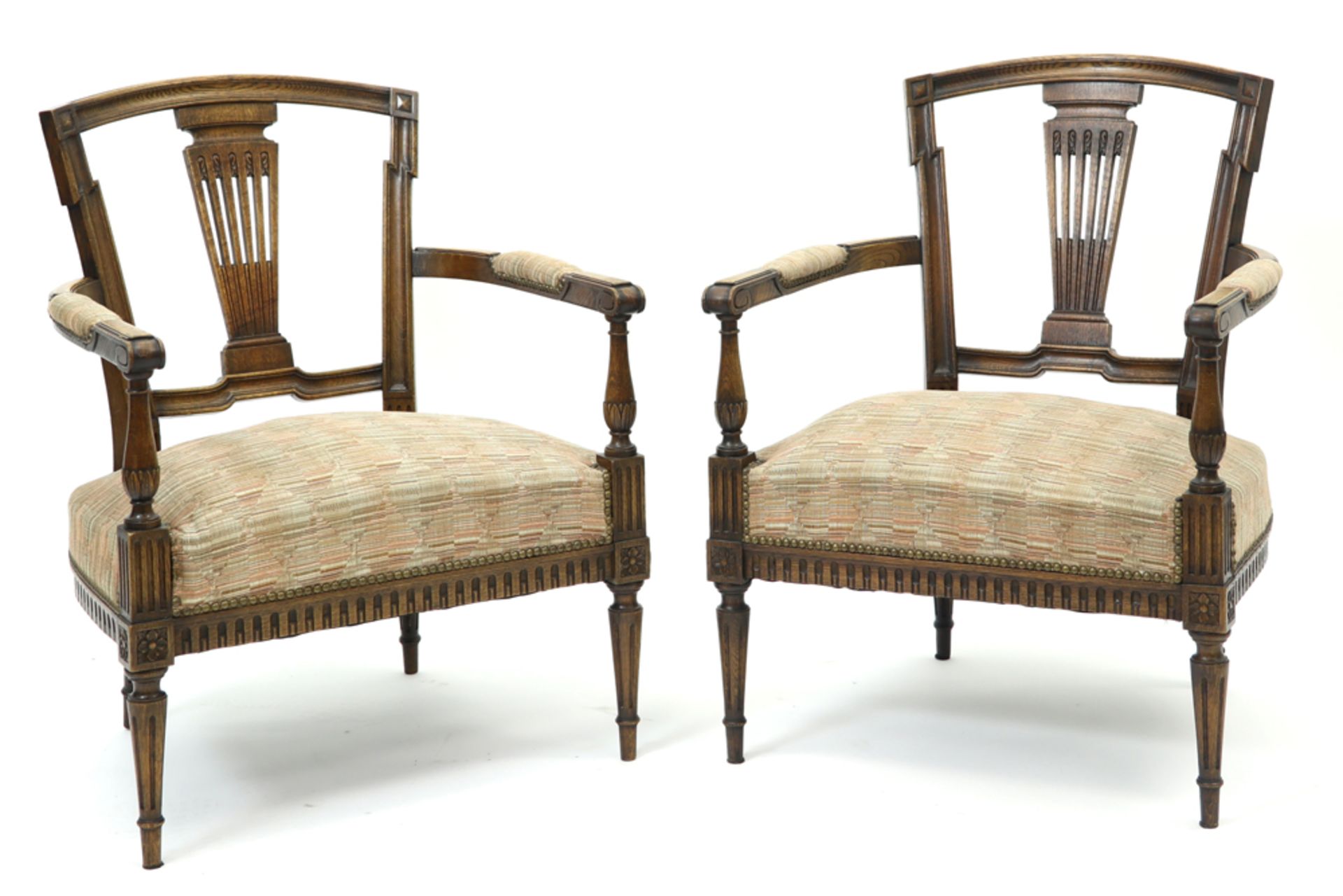 pair of antique oak Louis XVI style armchairs || Paar antieke eiken armstoelen in Lodewijk XVI-stijl