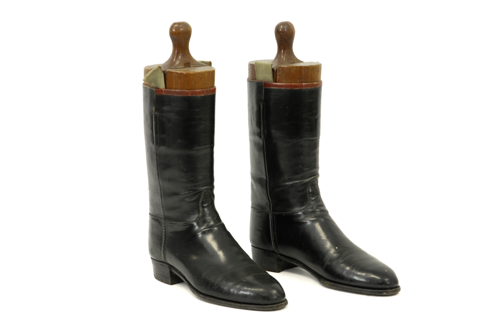 two pairs of leather boots, one pair with wooden last || Twee paar lederen rijglaarzen, één paar met - Image 2 of 5