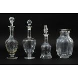 three decanters in glass and a vase in crystal and silver || Lot (4) met drie karaffen in