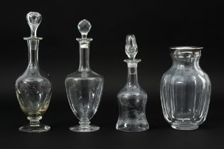 three decanters in glass and a vase in crystal and silver || Lot (4) met drie karaffen in