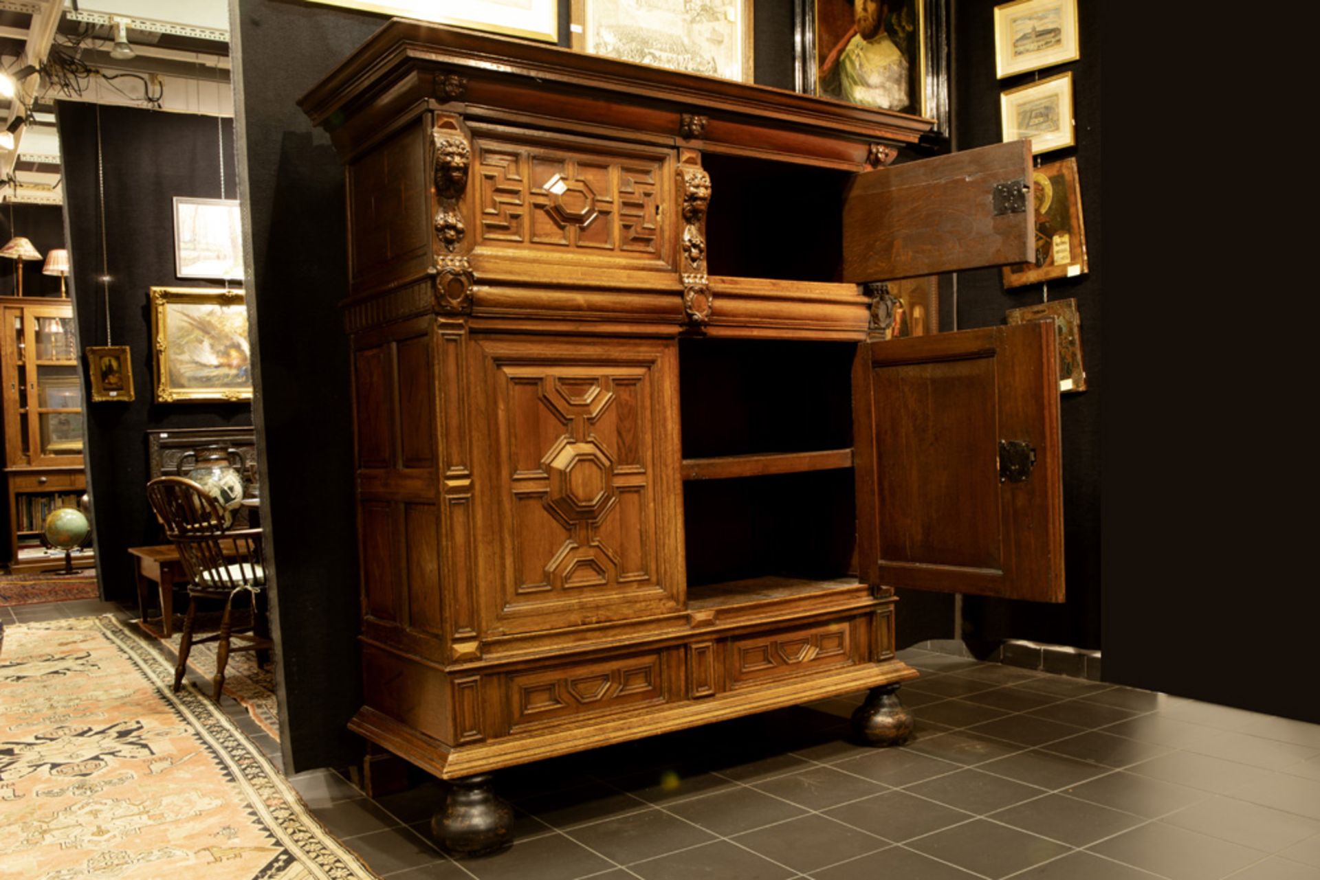 17th/18th Cent. Renaissance style cupbaoard in oak and walnut with typical sculpted ornamentation || - Image 2 of 2