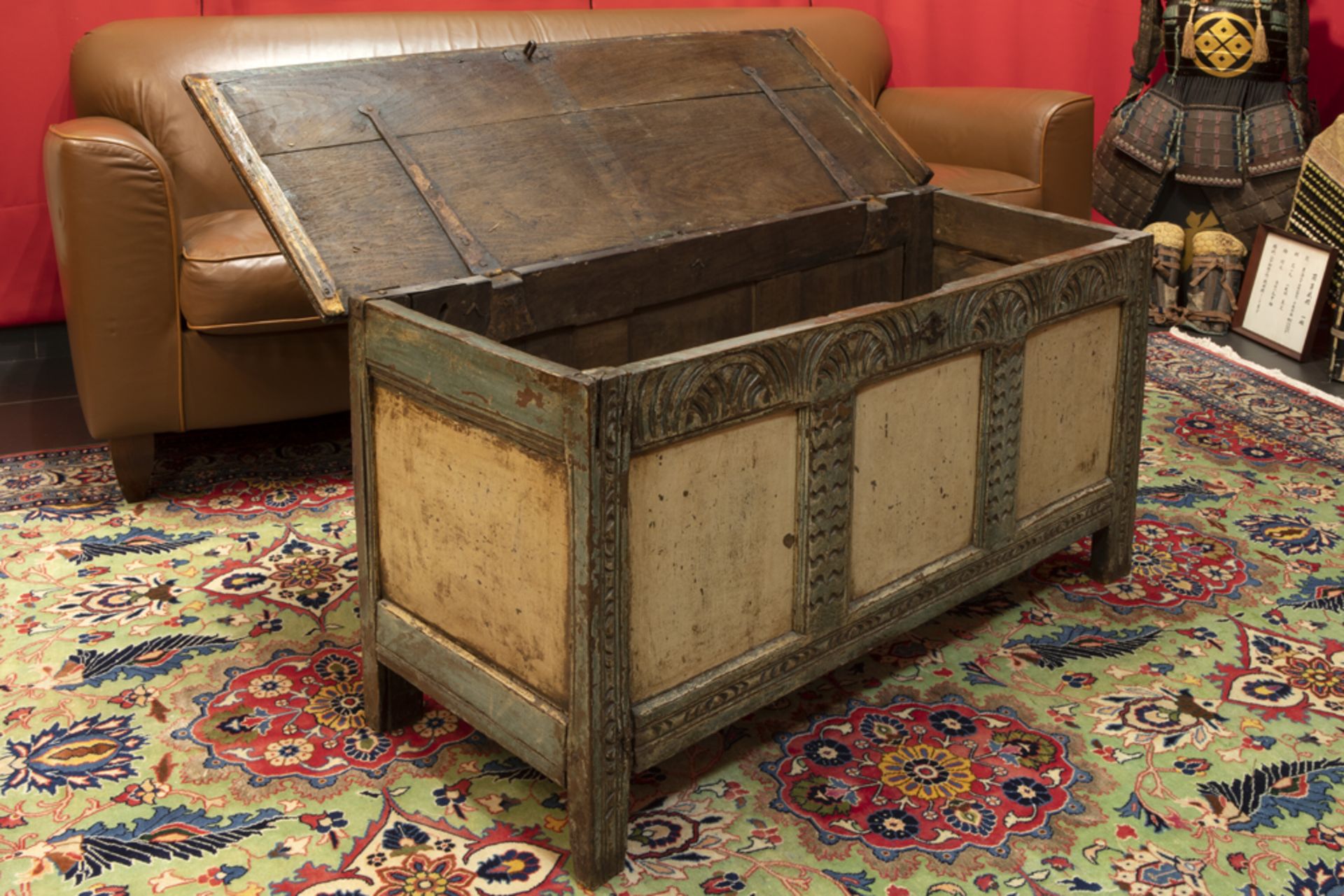 18th Cent. English chest in oak with later polychromy || Achttiende eeuwse Engelse koffer in later - Bild 2 aus 3